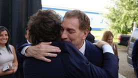 Diego Santilli abraza al presidente Javier Milei. Diego Santilli abraza al presidente Javier Milei.