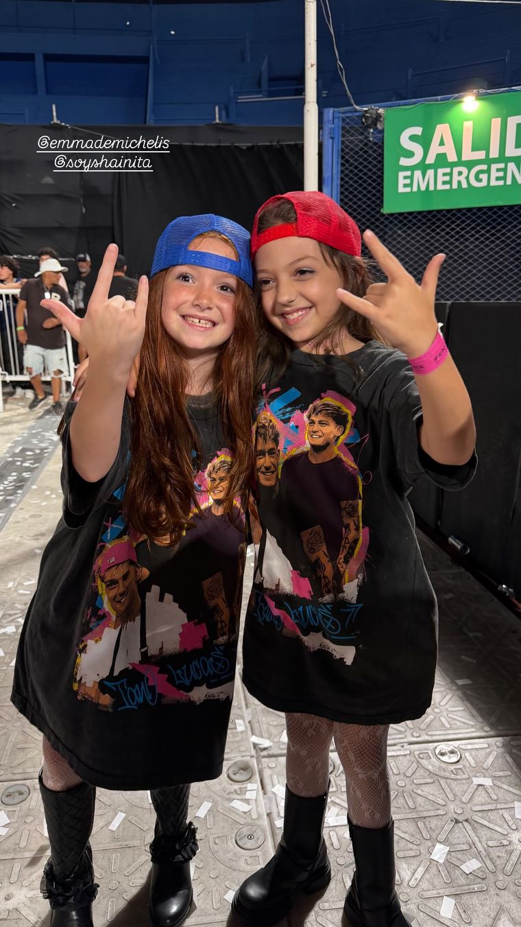 Shaina y Emma, las compañeras de Ian Lucas en el escenario. Shaina y Emma, las compañeras de Ian Lucas en el escenario.