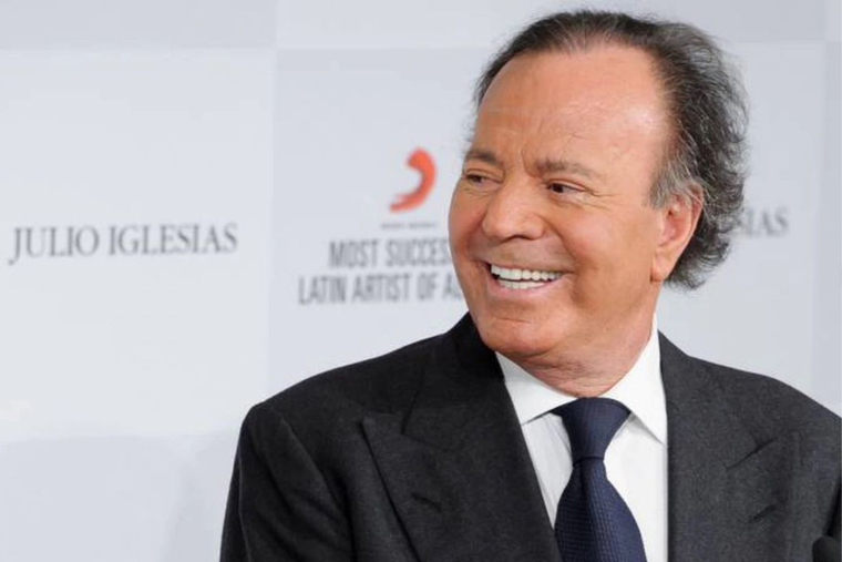 JULIO IGLESIAS SE DA TODOS LOS GUSTOS. ES POR ESO QUE MANDÓ A HACER ALGO MUY ESPECIAL A MEDIDA.