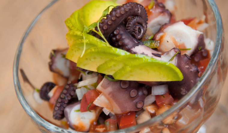 La receta de ensalada de pulpo es popular en zonas costeras durante el verano. La receta de ensalada de pulpo es popular en zonas costeras durante el verano.