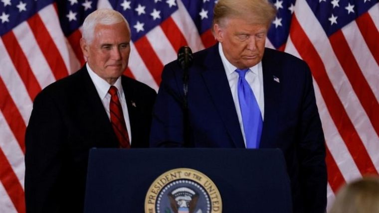 El vicepresidente Mike Pence y parte del gabinete deberían activar la Enmienda 25.