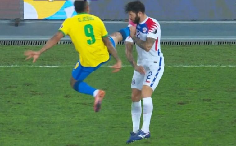 El duro golpe que recibió Eugenio Mena. Foto: Captura