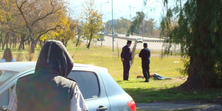La policía custodiando al caído mientras espera a los trabajadores de la Salud.