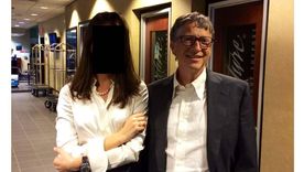 El magnate Bill Gates aparece con una mujer en las nuevas imágenes difundidas. El magnate Bill Gates aparece con una mujer en las nuevas imágenes difundidas.