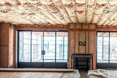 Lana de vidrio como aislante térmico en un techo de madera. Foto: aislamientotermico.com.ar