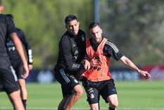 Facundo Medina marca a Nicolás Tagliafico. Foto: @Argentina