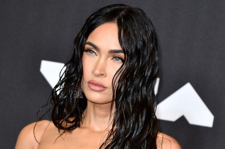Megan Fox cautiva las redes sociales con atrevidos looks.