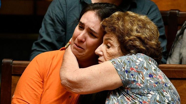 Florencia Salgueiro (izq.), una defensora de la muerte asistida en Uruguay, se mostró conmovida mientras los senadores uruguayos debatían un proyecto de ley sobre la eutanasia.