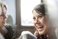 Expertos aseguran que hay ciertas técnicas de conversación que podrían ser útiles para ayudarnos a crear conexiones más profundas con nuestros interlocutores. Foto: GETTY IMAGES