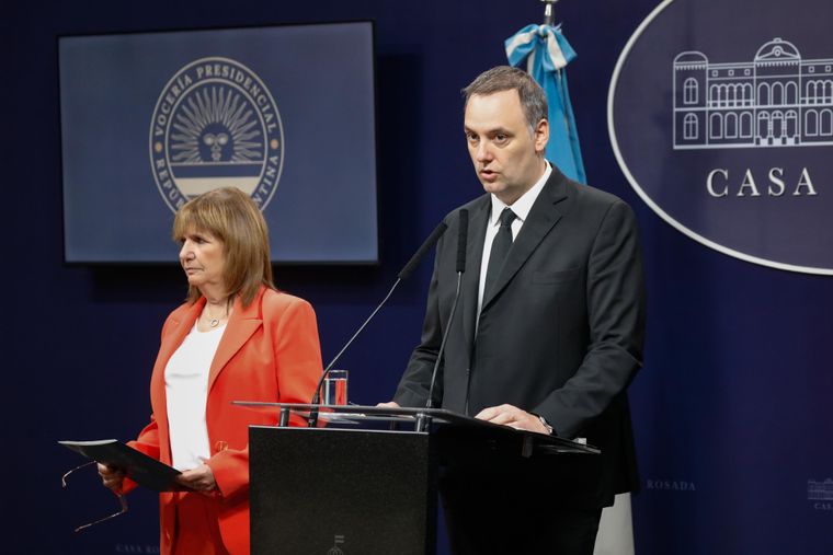 La ministra de Seguridad, Patricia Bullrich, y el jefe de Gabinete, Manuel Adorni, anunciaron medidas de asistencia para la provincia de Buenos Aires tras las inundaciones.