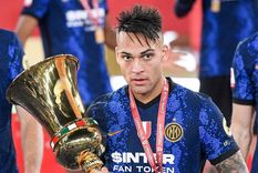 Lautaro con la Copa de Italia. Foto: @Comu_Racing Lautaro con la Copa de Italia. Foto: @Comu_Racing
