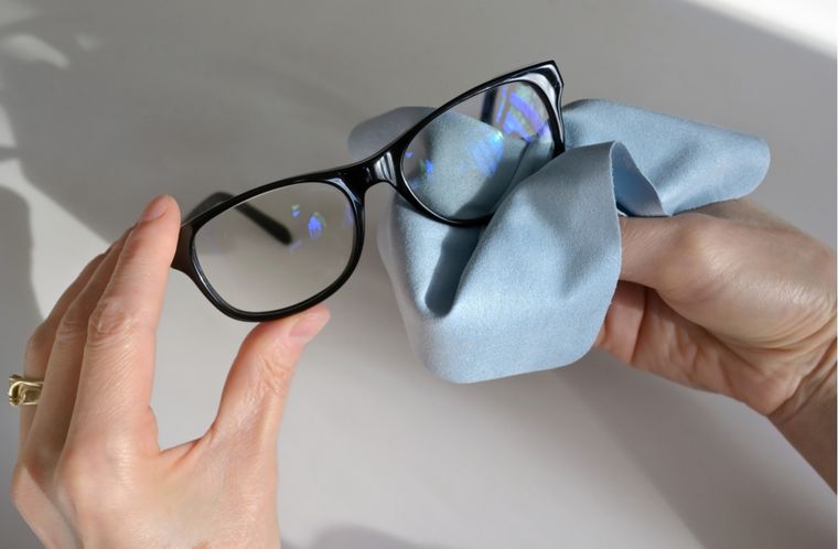 Limpiar los anteojos de forma correcta ayuda a cuidar los cristales y prolongar su vida útil.