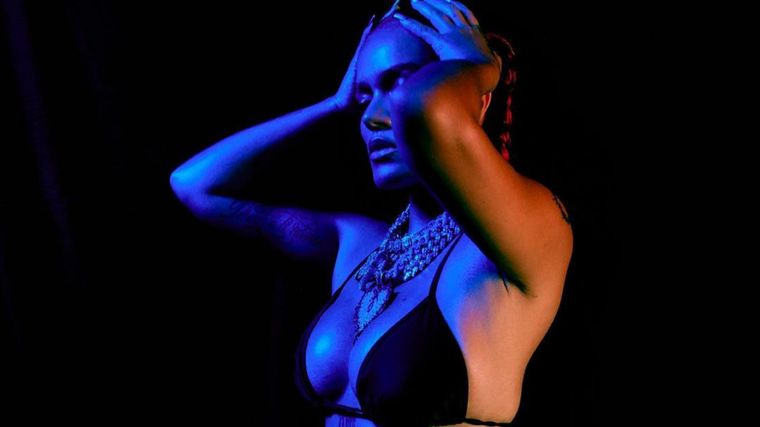 Karol G Saca su costado más sensual Foto: @karolg