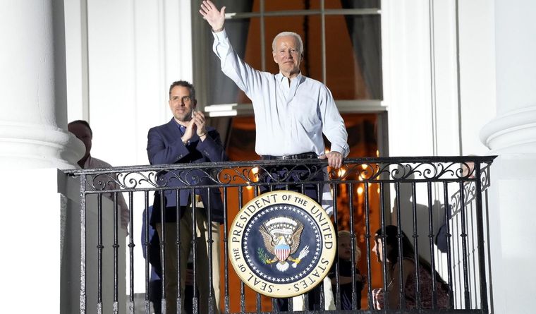 Joe Biden y, atrás, su hijo Hunter. Foto: Efe.