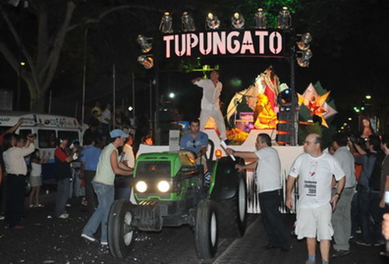 El carro de Tupungato mostró un destacado colorido. Foto: Gerardo Gómez/MDZ