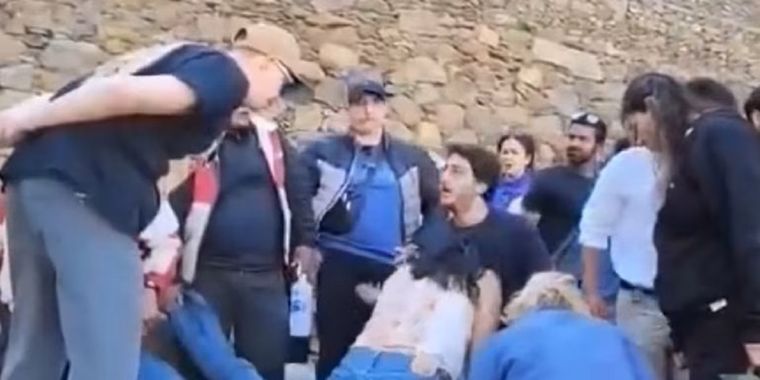 Personal y guías del lugar intentaron asistir al argentino que se desplomó en el sitio arqueológico, pero otros turistas y sus compañeros le brindaron primeros auxilios. Foto: Captura de video