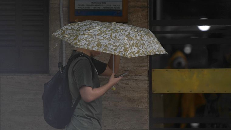 El Servicio Meteorológico Nacional (SMN) mantiene vigentes alertas amarilla y naranja por tormentas en zonas del centro y norte del país.