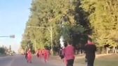 Los jugadores del club visitante tuvieron que salir corriendo por las calles para evitar ser atacados. Los jugadores del club visitante tuvieron que salir corriendo por las calles para evitar ser atacados.