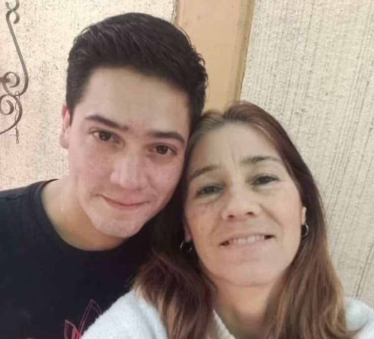 Pablo Troncoso junto a su madre Foto: Facebook