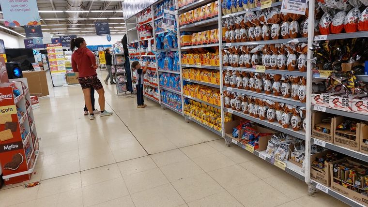 A pesar de que los niños reclaman por sus golosinas para pascua, los padres son cada vez más austeros con estas compras. Foto: MDZ