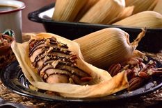 Un postre completamente delicioso: tamales de cajeta. Admira su textura suave, ¡te encantarán!