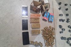 Celulares, municiones y envoltorios con drogas. Celulares, municiones y envoltorios con drogas.