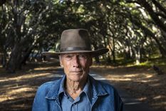 CLINT EASTWOOD ES CONSIDERADO EL HOMBRE MÁS MUJERIEGO DE HOLLYWOOD. A LO LARGO FE SU VIDA TUVO MUCHOS HIJOS CON DIVERSAS MUJERES.