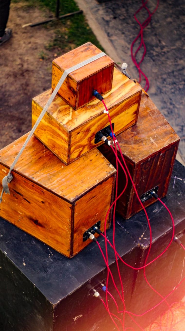 El diseño de los gabinetes de Aconcawa Sound System prioriza la fidelidad acústica creando una atmósfera única. El diseño de los gabinetes de Aconcawa Sound System prioriza la fidelidad acústica creando una atmósfera única.