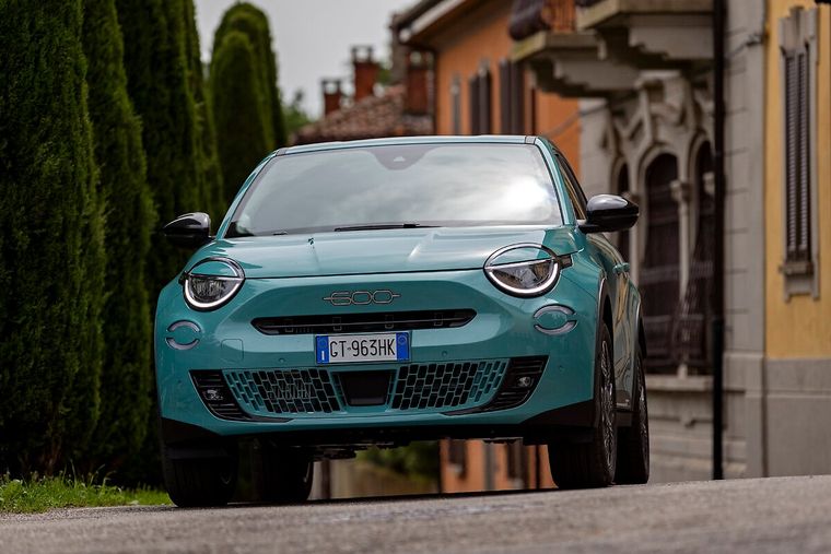 El nuevo Fiat 600 Hybrid se encuentra disponible en el mercado argentino con un precio de 34.500 dólares, con una garantía de 3 años o 100.000 km.