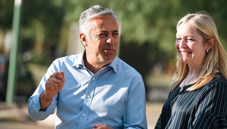 El gobernador firmó el decreto de austeridad que congela el incremento en el gasto de personal Foto: Santiago Tagua/MDZ