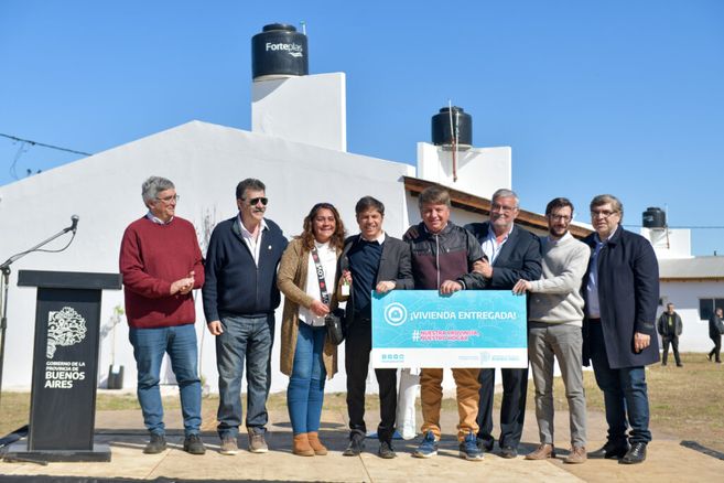 Axel Kicillof entregó viviendas sin terminar en los municipios de Bragado y Chivilcoy. 