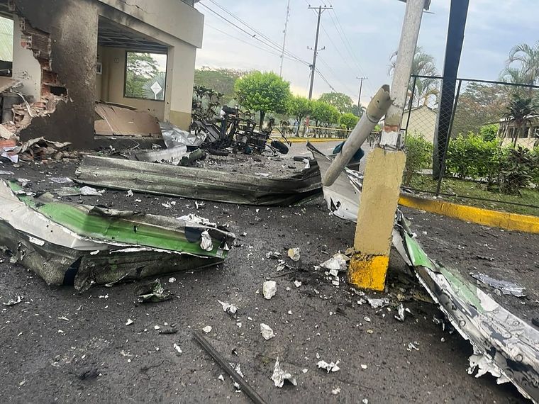 El explosivo iba escondido en un motocarguero Foto: @rochexRB27