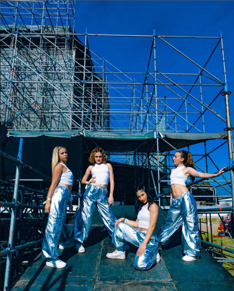 Julieta Rossi junto a sus compañeras bailarinas. Julieta Rossi junto a sus compañeras bailarinas.
