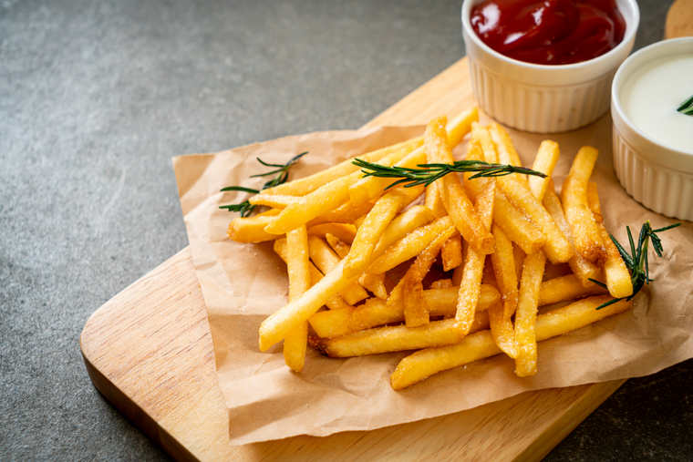 Probá hacer papas tipo fritas en su versión más saludable.
