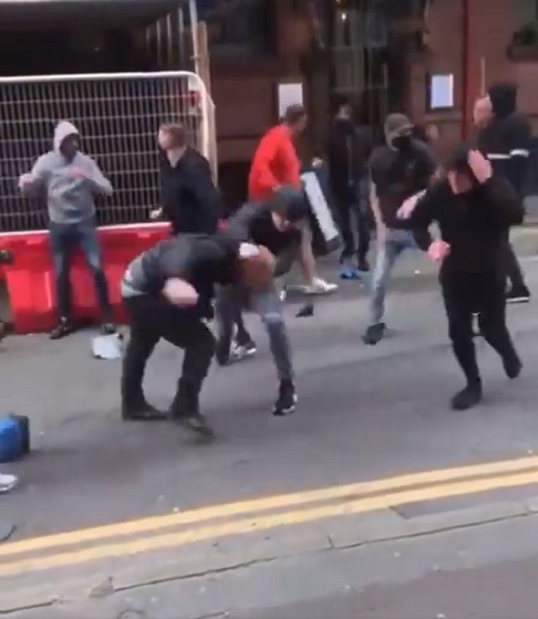 Serios incidentes en las cercanías de Old Trafford Foto: captura