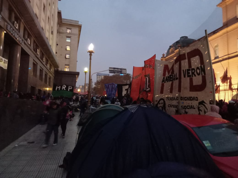 Piqueteros acampan bajo la lluvia delante del Ministerio de Economía Foto: https://twitter.com/FOL_oficial