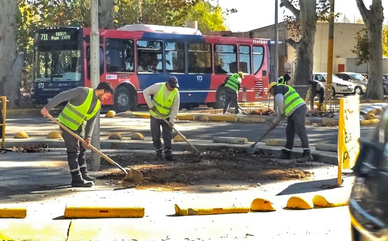 Por los trabajos en la zona donde estará la nueva rotonda se solicita que los ciudadanos circulen con precaución. Por los trabajos en la zona donde estará la nueva rotonda se solicita que los ciudadanos circulen con precaución.