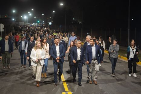 El gobernador Alfredo Cornejo afirmó que la nueva conexión vial “marca un antes y un después para la movilidad del Gran Mendoza. El gobernador Alfredo Cornejo afirmó que la nueva conexión vial “marca un antes y un después para la movilidad del Gran Mendoza.