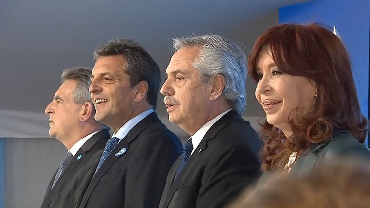 Frio. Sergio Massa, Cristina Kirchner y Alberto Fernández junto a Agustín Rossi. Foto: Noticias Argentinas