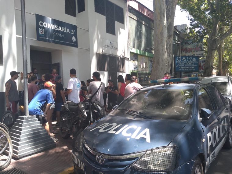 Familiares y amigos de aprehendidos se agolparon en las puertas de las comisarías para exigir la liberación Foto: Ángeles Balderrama/ MDZ