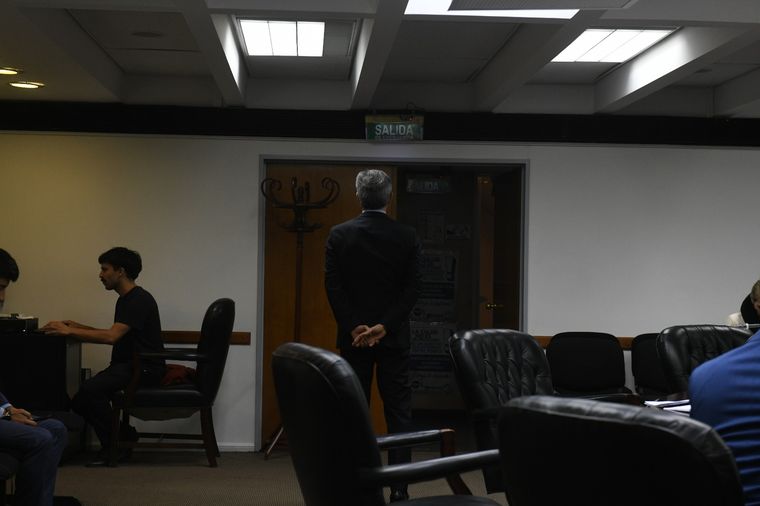 Solo y de salida. Walter Bento está en la peor situación. Foto: MDZ