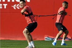 sevilla separa del equipo a los argentinos que rompieron la cuarentena