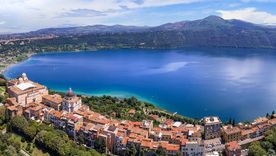 La residencia de verano de los papas se encuentra en una colina al lado del lago Albano. La residencia de verano de los papas se encuentra en una colina al lado del lago Albano.