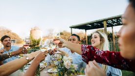 Pasan por un divorcio y vienen a Mendoza a celebrar el inicio de esa nueva etapa. Foto: Canva