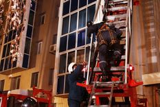 se tira de un piso 15 y un rescatista alcanza a tomarlo de una pierna