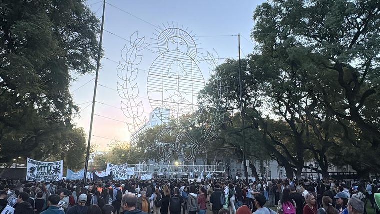 Tras salir desde ingreso al campus de la UNCuyo, la marcha universitaria llegó a Plaza Independencia.