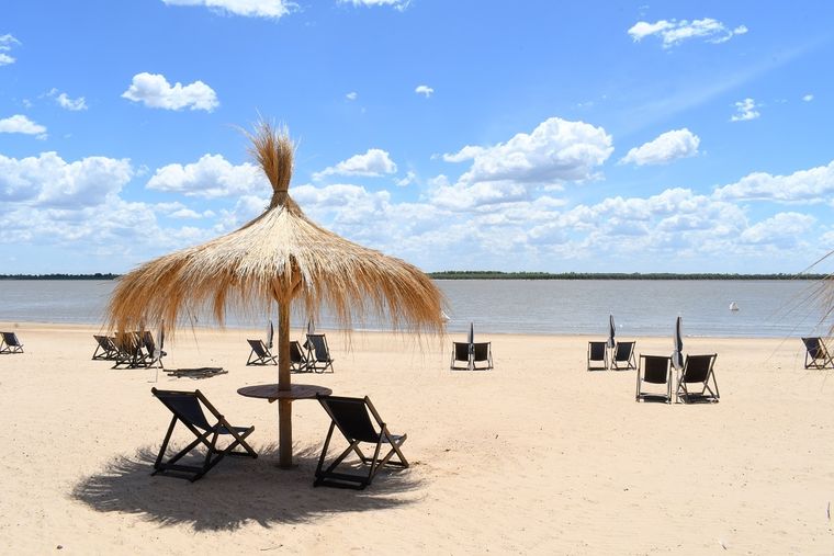 Las playas de San Nicolás se encuentran muy cerca del cruce del puente.