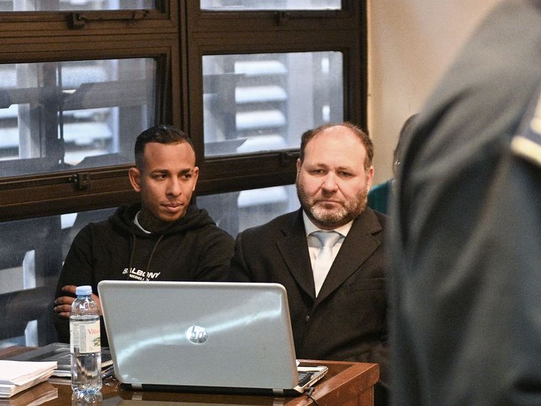 Sebastián Villa y su abogado, Martín Apolo. Foto: Telam