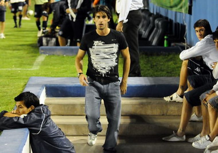 Trotta se fue con la cara larga, pero seguirá siendo el DT Azul. Foto: Nacho Gaffuri / MDZ