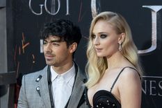 Joe Jonas pide el divorcio: su matrimonio con Sophie Turner está irremediablemente roto Joe Jonas y Sophie Turner posando en la alfombra roja. Foto: Shutterstock